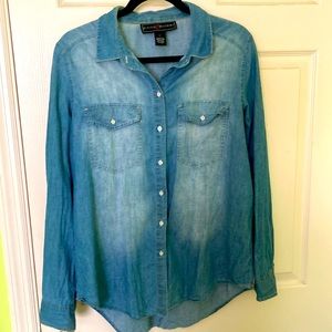 🐕🐕‍🦺🦮ACCEPTING OFFERS🐕🐕‍🦺🦮🐩Faded blue chambray denim like shirt